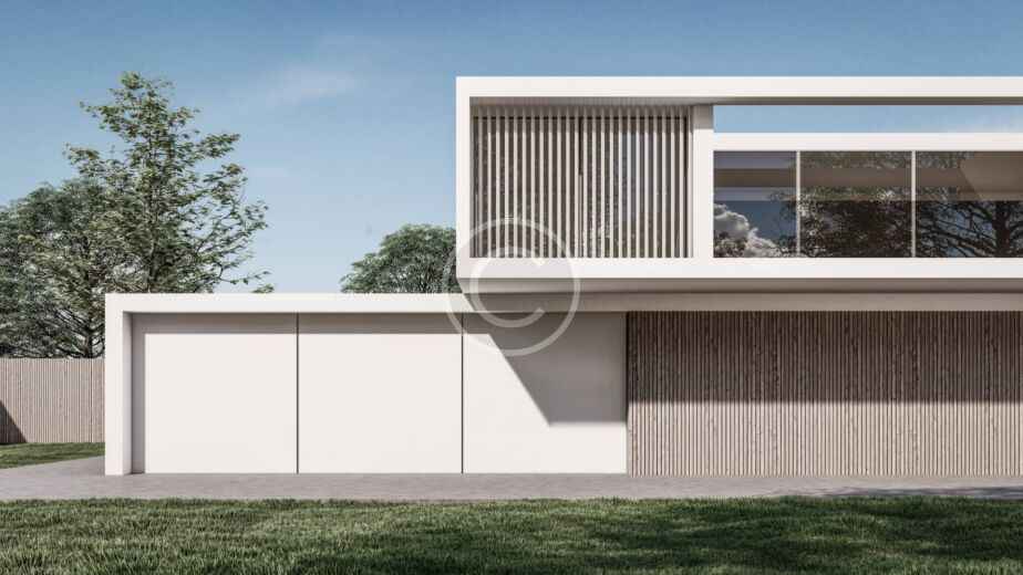 Moderna casa de dos plantas con grandes ventanales, listones verticales de madera y tejado plano, enmarcada en un cielo despejado y rodeada de árboles y césped, meticulosamente construida siguiendo estrictas directrices de construcción.