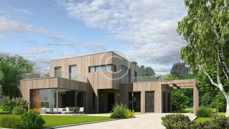 Moderna casa de dos plantas con exterior de madera, grandes ventanales y tejado plano, que exhibe innovaciones constructivas, rodeada de césped verde, árboles y muebles de jardín bajo un cielo parcialmente nublado.