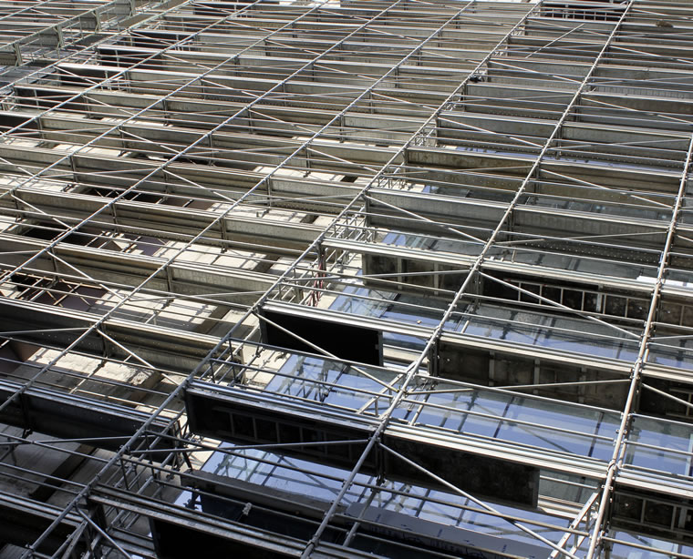 Primer plano de un andamio metálico con vigas de acero entrecruzadas, probablemente utilizado en la construcción de edificios.
