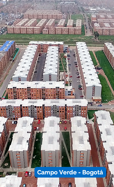 Vista aérea de múltiples edificios de apartamentos rectangulares dispuestos en hileras con espacios verdes entre ellos; rotulado "Campo Verde - Bogotá" en la parte inferior.