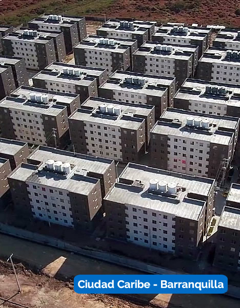 Vista aérea de varios edificios de apartamentos idénticos con tejados planos en Ciudad Caribe, Barranquilla.