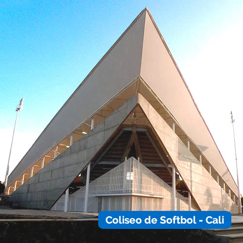 Estadio deportivo triangular de hormigón con vigas a la vista, gran tejado en voladizo y rotulado como "Coliseo de Softbol - Cali" en texto azul en la parte inferior derecha.