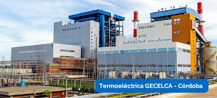 Gran central termoeléctrica con múltiples edificios e infraestructuras, rotulada como Termoeléctrica GECECLA en Córdoba, bajo un cielo despejado.