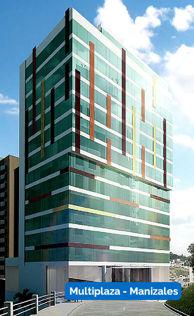 Moderno edificio de oficinas de cristal con paneles verticales de colores en su fachada, rotulado "Multiplaza - Manizales" en una pancarta azul en la parte inferior derecha.
