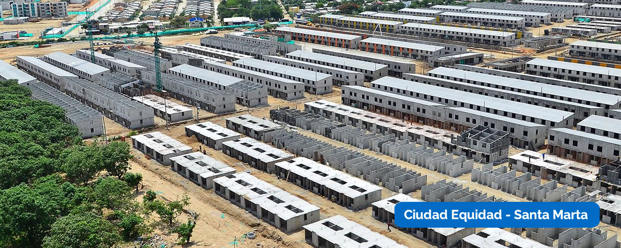 Vista aérea de una gran urbanización en construcción con múltiples edificios inacabados en Ciudad Equidad, Santa Marta.