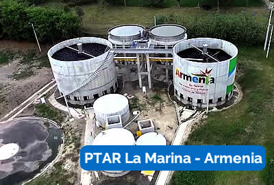 Vista aérea de los depósitos cilíndricos de tratamiento de agua de las instalaciones de la PTAR de La Marina (Armenia), con la inscripción "Armenia" en uno de los depósitos.
